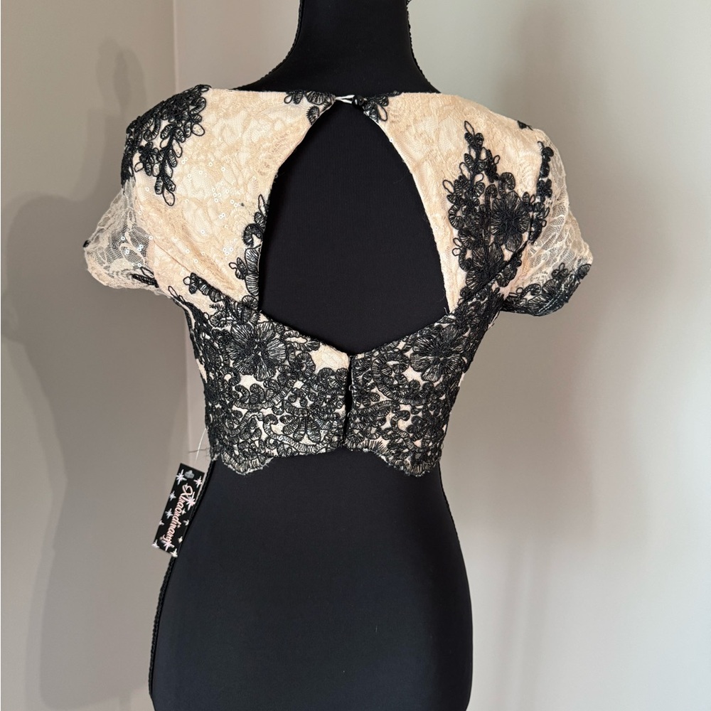 NWT Elegant Lace Black and Cream Women's Top - Picture 2 of 4